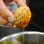 Michel Paquier caramella un bigné per il Croque en Bouche