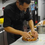 Michel mentre costruisce il Croque en Bouche