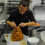 Michel mentre costruisce il Croque en Bouche