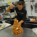 Michel Paquier mentre decora il Croque en Bouche con fili di caramello